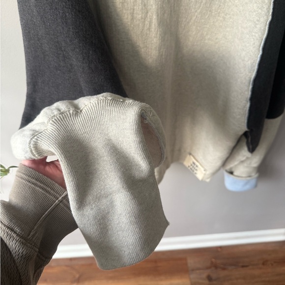 Color block mock neck - Picture 2 of 6